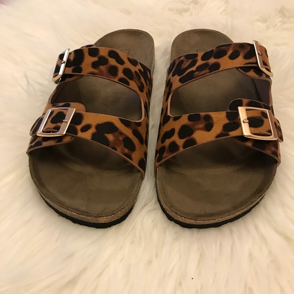 ๐ Leopard Double Buckle Footbed Sandal - Picture 6 of 8